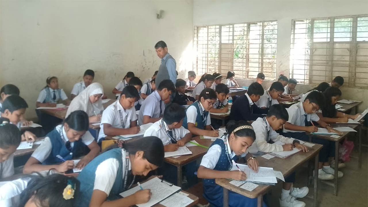 সিরাজগঞ্জের উল্লাপাড়ায় ম্যাজিস্ট্রেটের নেতৃত্বে বার্ষিক পরীক্ষা