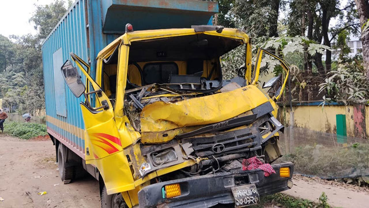 নাটোরের বড়াইগ্রামে ট্রাকের পেছনে কাভার্ডভ্যানের ধাক্কায় চালকসহ নিহত ২