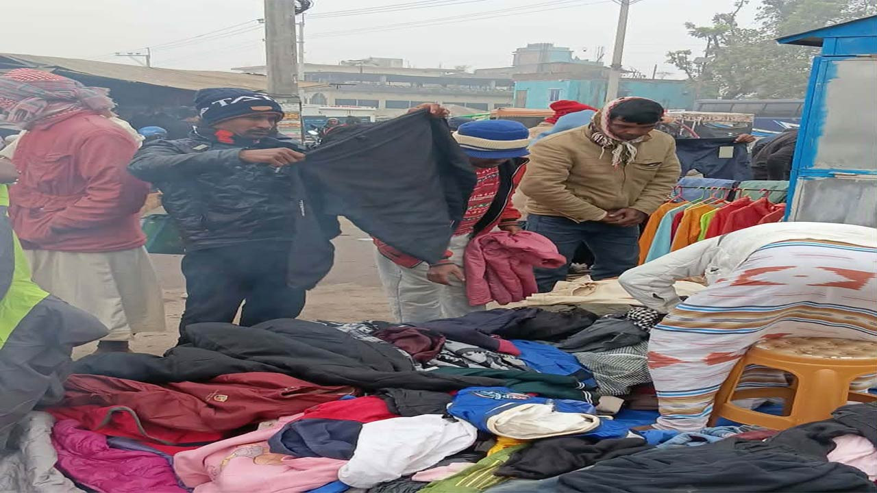 নাটোরের সিংড়ার ফুটপাতে জমজমাট শীতের কাপড় বেচাকেনা