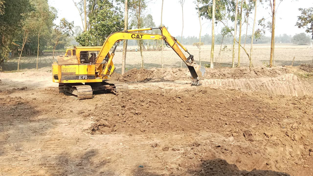 দিনাজপুরের বীরগঞ্জে কৃষি জমির মাটি যাচ্ছে বিভিন্ন ইটভাটায়