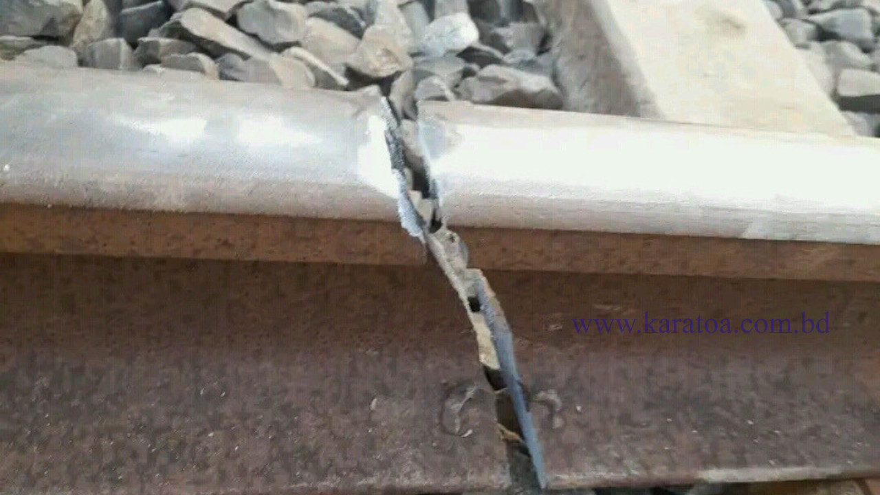 নাটোরের নলডাঙ্গায় রেললাইনে ফাটল
