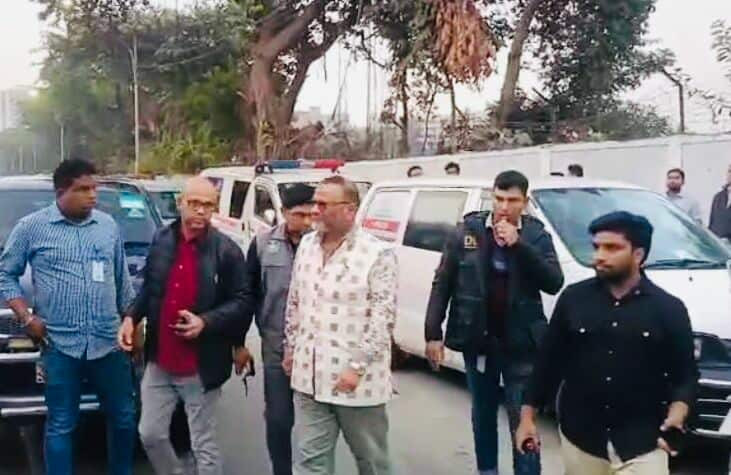 ঢাবির সাবেক শিক্ষার্থী ও স্বতন্ত্র প্রার্থী ওসমান হাদিকে দেখতে হাসপাতালে ছুটে গেলেন ঢাবি উপাচার্য