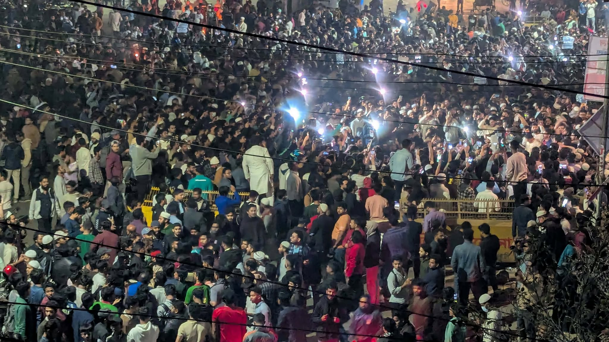 হাদির মৃত্যুতে উত্তাল ঢাকা বিশ্ববিদ্যালয়