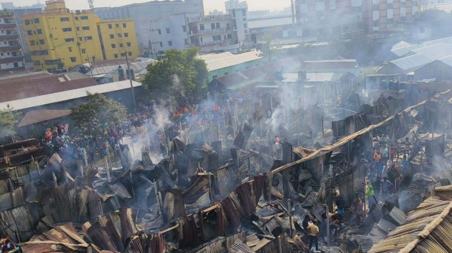 কালিয়াকৈরে অগ্নিকাণ্ডে তিনটি টিনশেড কলোনি পুড়ে ছাই