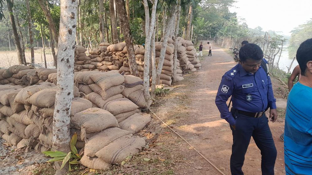 নলছিটিতে পরিত্যক্ত ৪৫০ বস্তা আলু জব্দ