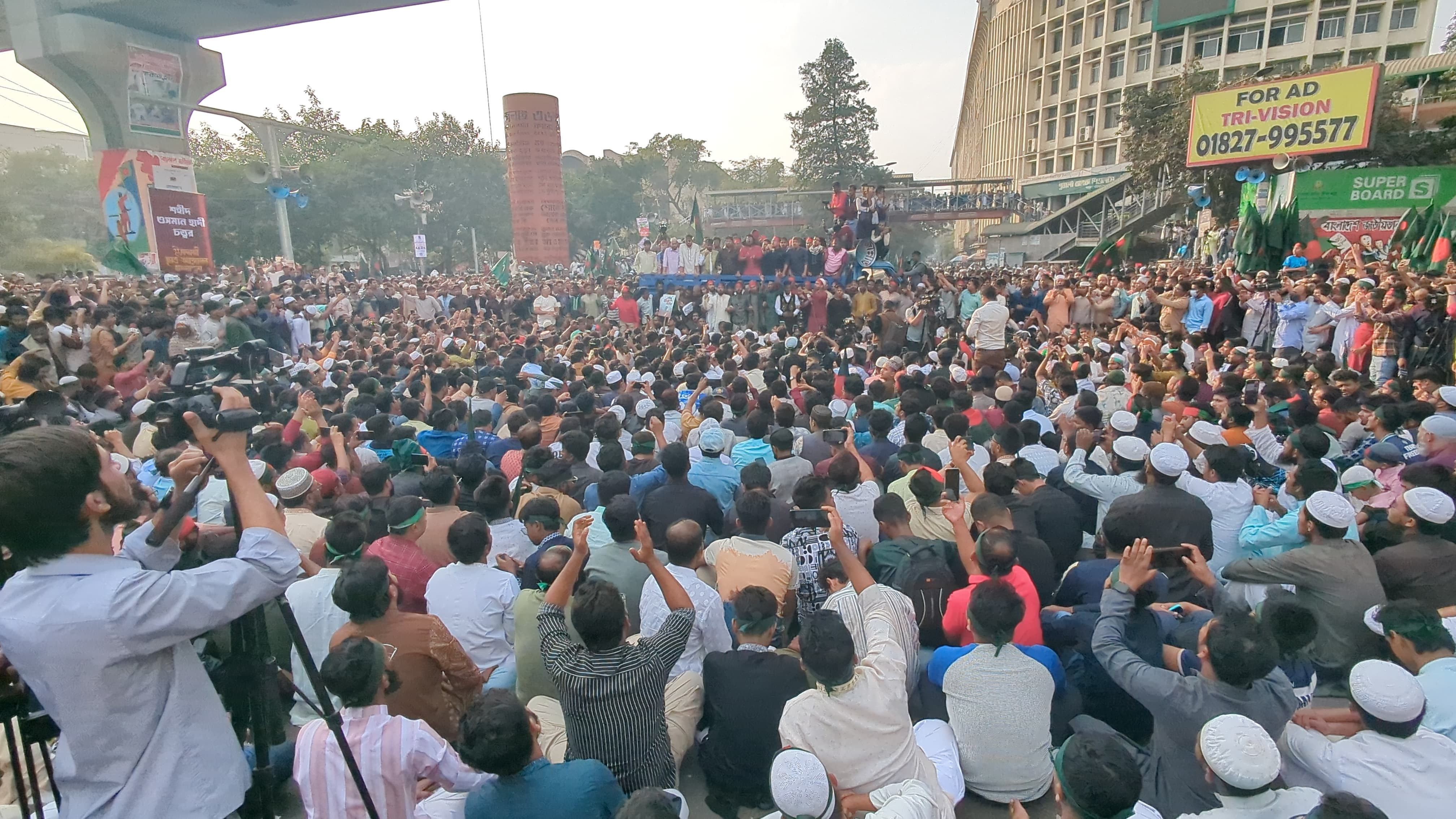 হাদি হত্যার প্রতিবাদে শাহবাগে ছাত্র-জনতার ঢল