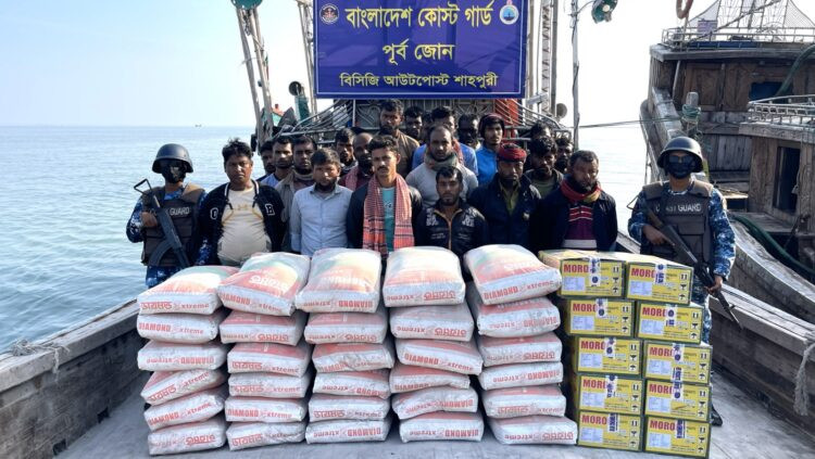 সেন্টমার্টিন থেকে ২২ পাচারকারী আটক