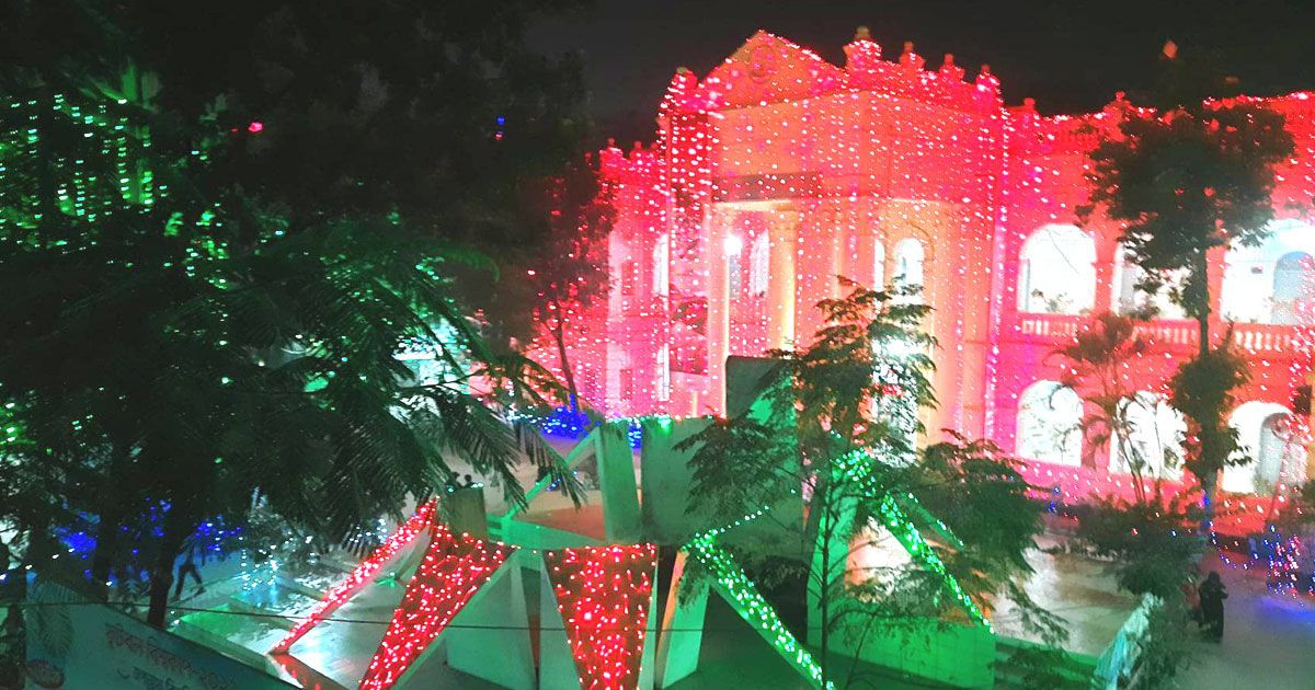 বিজয়ের বর্ণিল সাজে রাজধানী