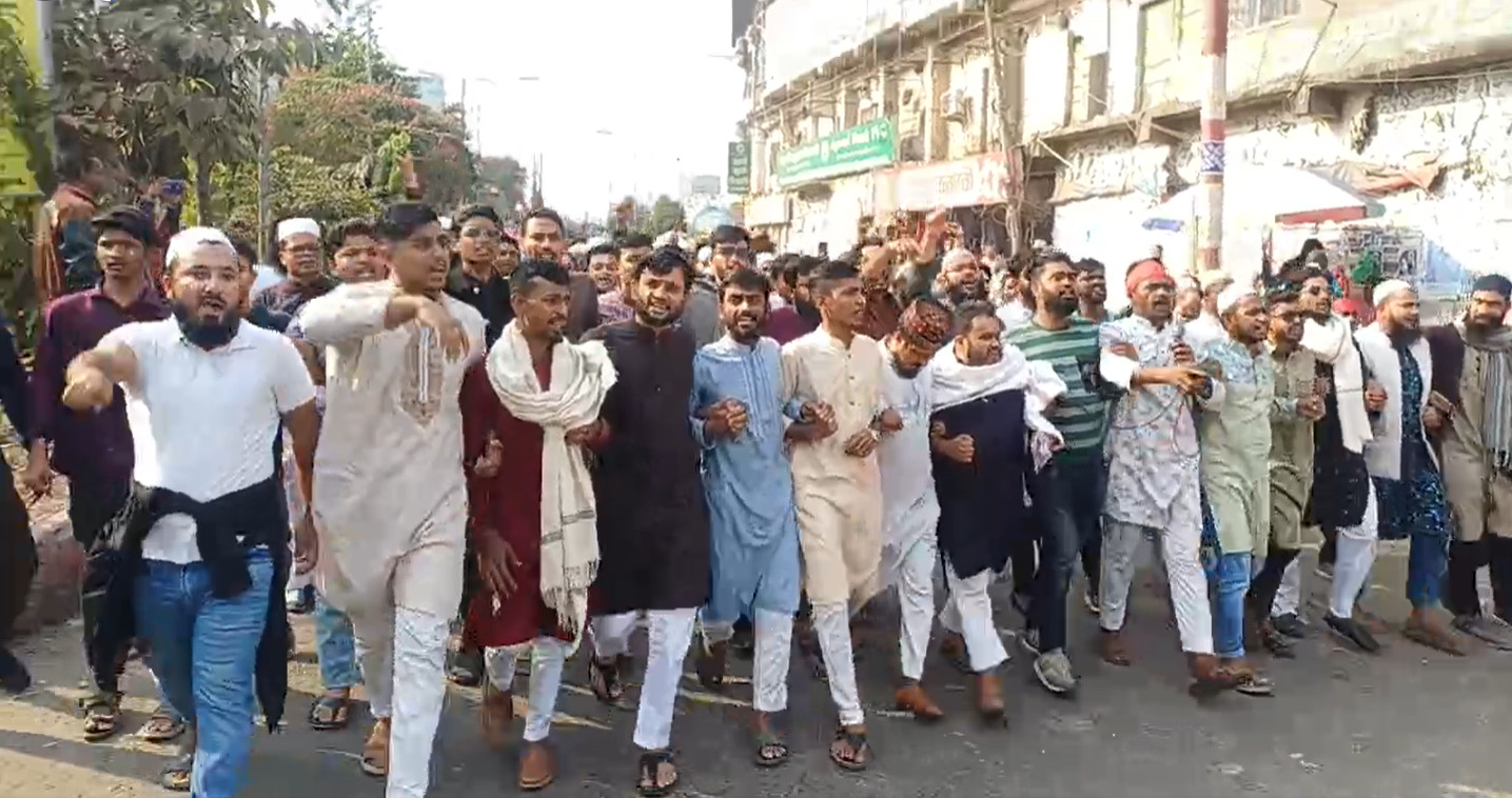 ওসমান হাদি হত্যার প্রতিবাদে বগুড়ায় ছাত্র জনতার বিক্ষোভ মিছিল