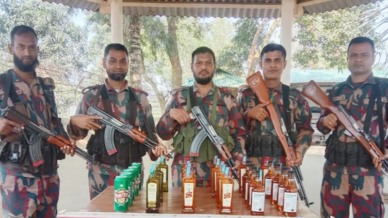 হবিগঞ্জ সীমান্ত এলাকায় ভারতীয় ২৪ বোতল মদ ও ৫ বোতল বিয়ার জব্দ করেছে বিজিবি