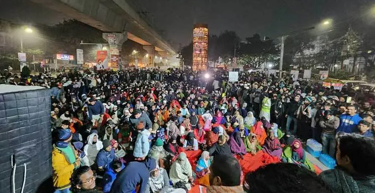 শাহবাগে বাড়ছে মানুষ, চলছে স্লোগান-কবিতা