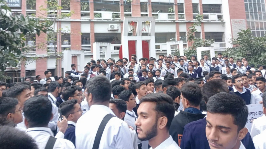 কেন্দ্রীয় শহীদ মিনারে ‘সাত কলেজ’ শিক্ষার্থীদের বিক্ষোভ