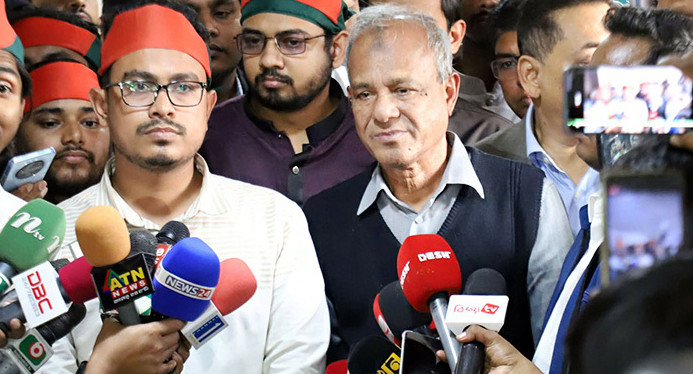 স্বরাষ্ট্র উপদেষ্টার পাশে দাঁড়িয়েই তার পদত্যাগ চাইলেন সাদিক কায়েম