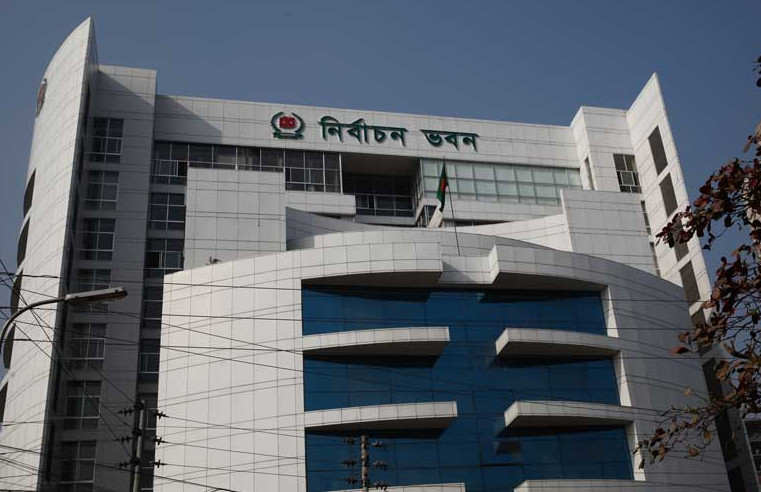 প্রার্থীদের কাছে অস্ত্র রাখতে সংশোধন হচ্ছে আচরণবিধি