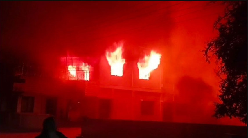 সাবেক নৌ প্রতিমন্ত্রী ও সাবেক মেয়রের বাড়িতে অগ্নিসংযোগ