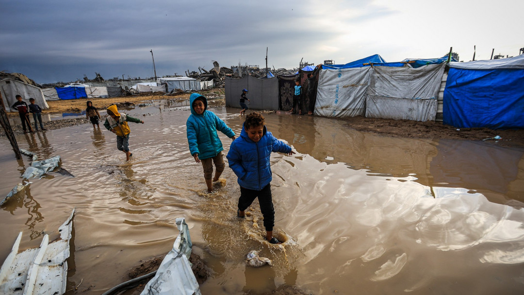 বৃষ্টি-বন্যা ও শীতে চরম ভোগান্তিতে ফিলিস্তিনিরা