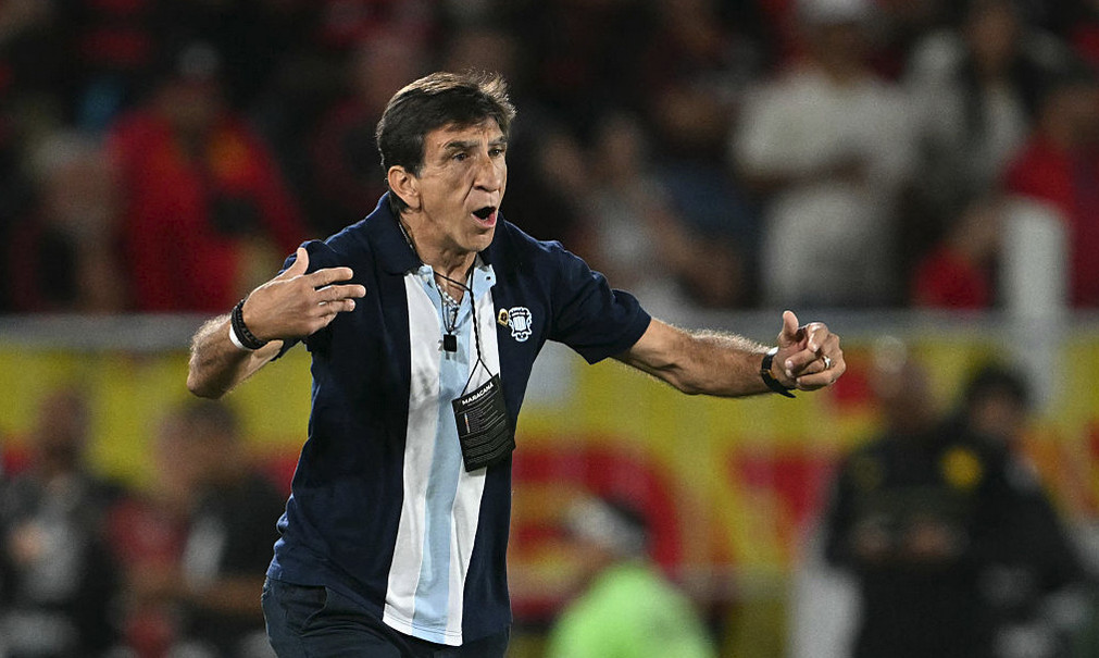 ম্যাচ চলাকালে আর্জেন্টাইন কোচের ধূমপান