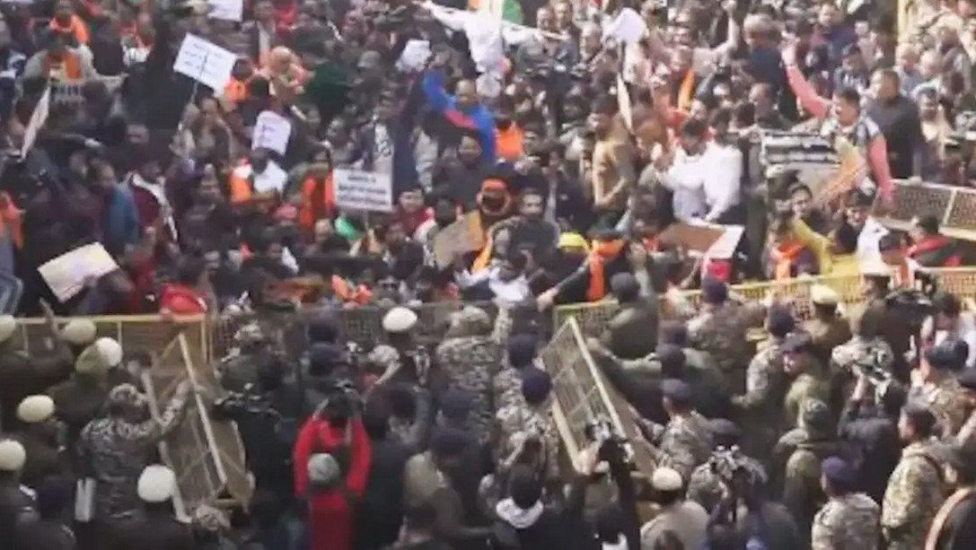 দিল্লিতে বাংলাদেশ হাইকমিশনের সামনে বিক্ষোভ, পুলিশের লাঠিচার্জ