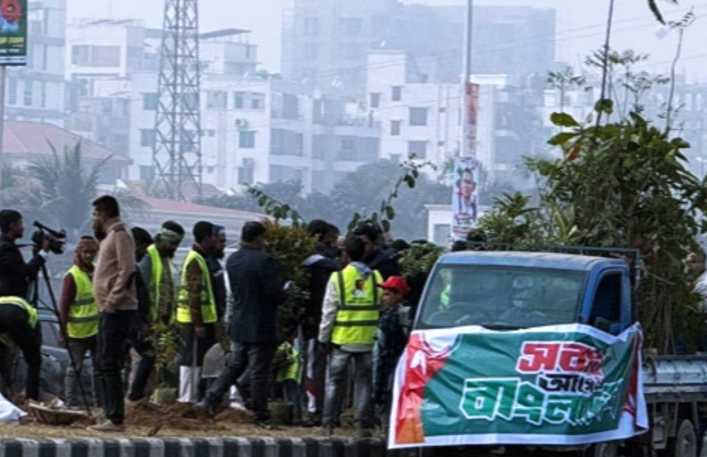  ৩০০ ফিট এলাকায় পরিবেশ উজ্জীবিত করতে গাছ লাগাল বিএনপি
