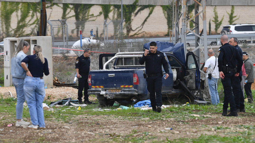 গাড়িচাপা-ছুরিকাঘাতে দুই ইসরায়েলিকে হত্যা