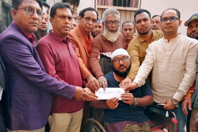 নওগাঁয় সাবেক ছাত্রনেতা রাজুকে আর্থিক সহায়তা  দিলেন তারেক রহমান