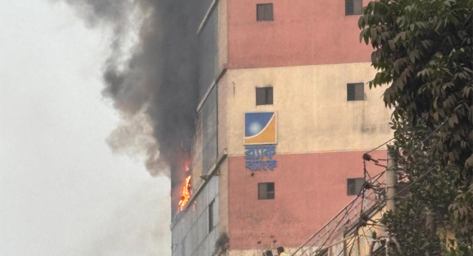 বাবুবাজারে ১৪ তলা ভবনে আগুন, নিয়ন্ত্রণে ৯ ইউনিট