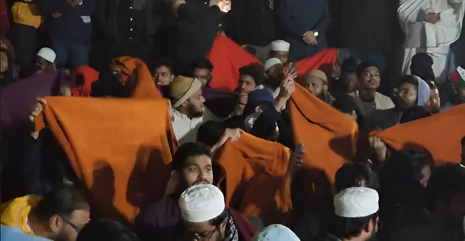 শাহবাগে আন্দোলনকারীদের কম্বল দিলো ইনকিলাব মঞ্চ