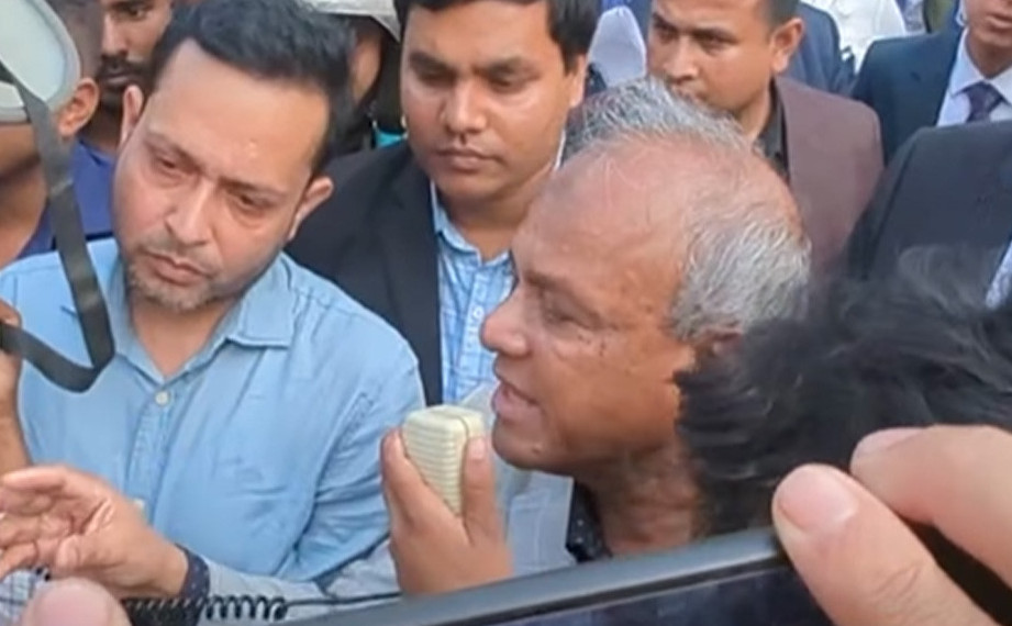 আওয়ামী সন্ত্রাসীদের দেখামাত্র গ্রেপ্তারের নির্দেশ দিলেন স্বরাষ্ট্র উপদেষ্টা