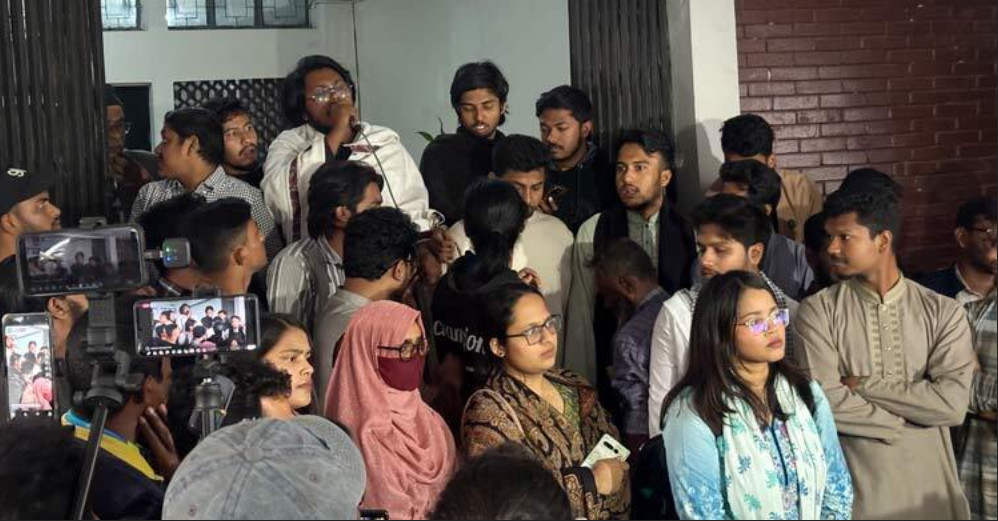 ঢাবি উপাচার্যের কার্যালয় ঘেরাও, ২ হলের নাম পরিবর্তনের দাবি