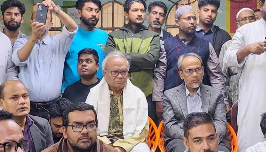 আজ সারা দেশের মানুষ খালেদা জিয়ার জন্য কাঁদছে, দোয়া করছে : রিজভী