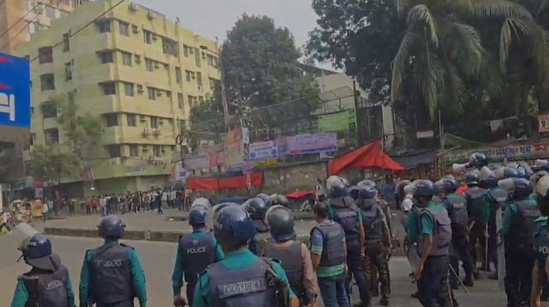 ঢাকা ও আইডিয়াল কলেজের শিক্ষার্থীদের সংঘর্ষে আহত ৮ পুলিশ সদস্য