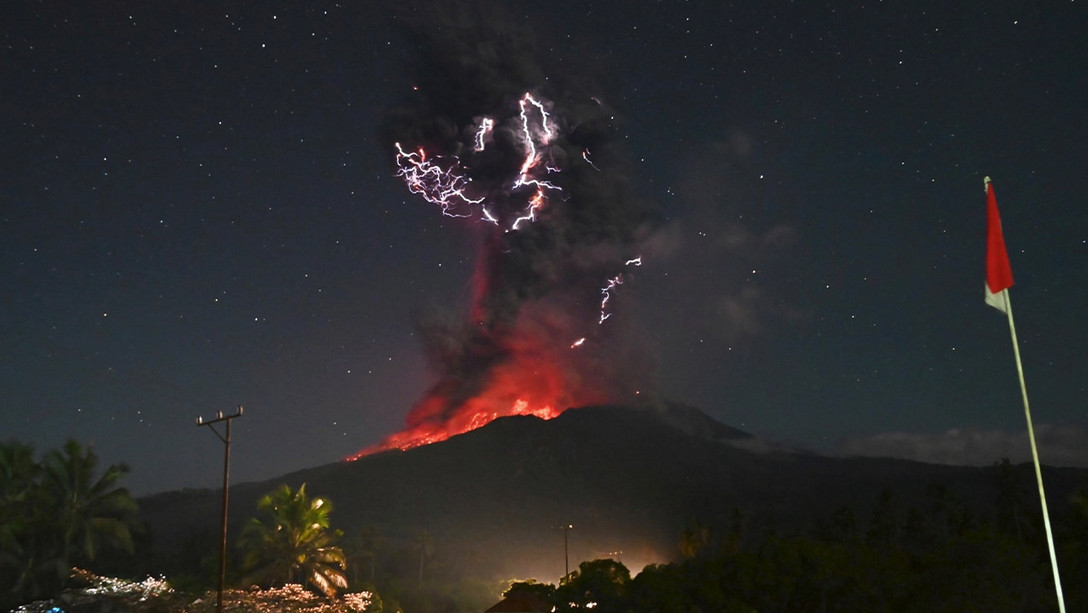 ইন্দোনেশিয়ায় সতর্কতা জারি, আগ্নেয়গিরিতে টানা ছয়বার অগ্ন্যুৎপাত 