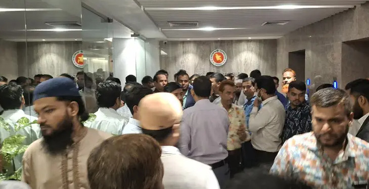 সচিবালয়ে ভাতা দাবিতে অর্থ উপদেষ্টা অবরুদ্ধ