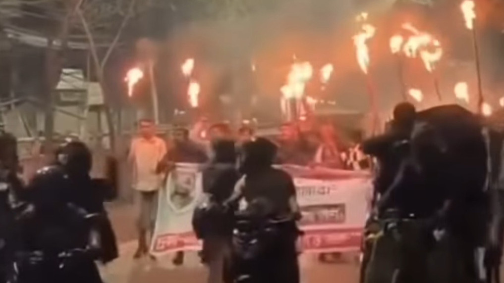 `নিষিদ্ধ' আওয়ামী লীগের মশাল মিছিল