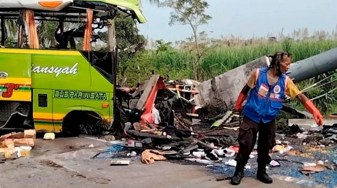 ইন্দোনেশিয়ায় বাস উল্টে নিহত ১৬