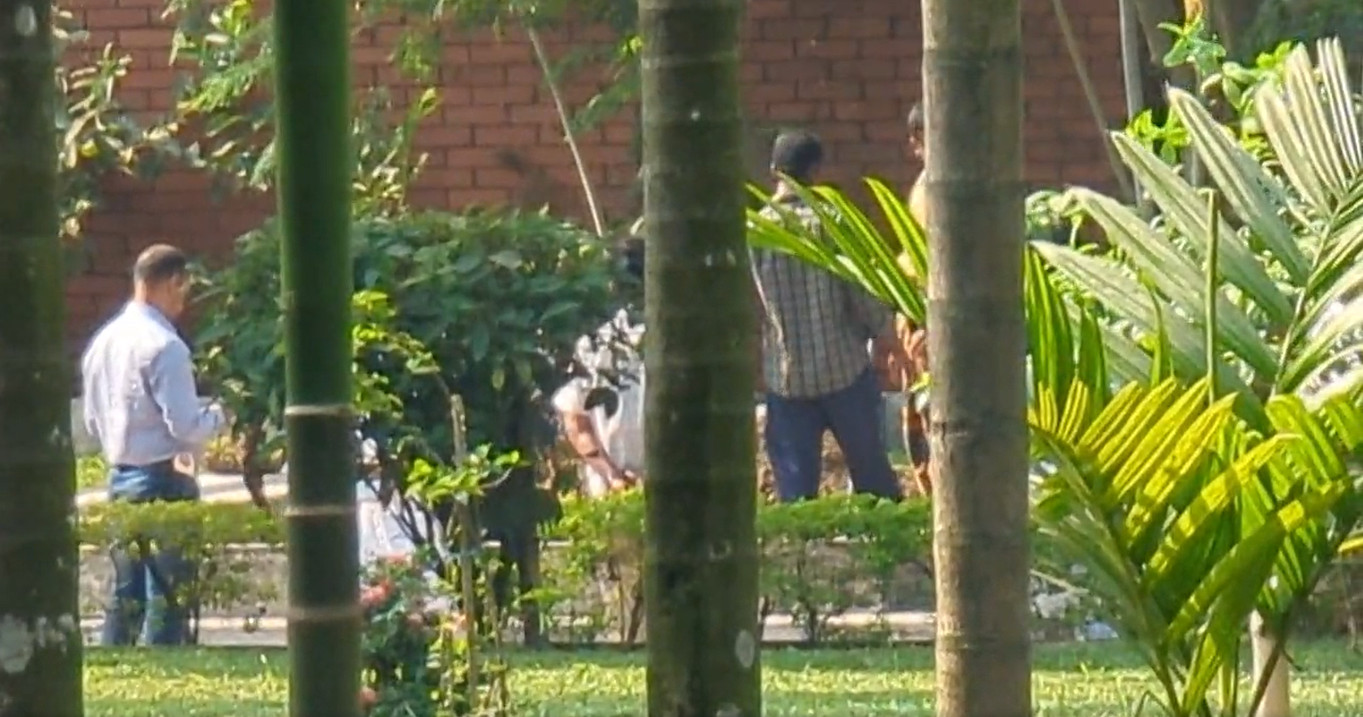 হাদির কবর খোঁড়ার কাজ চলছে