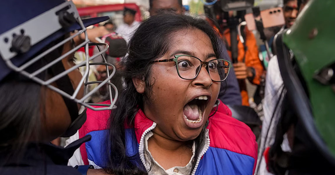 কলকাতায় বাংলাদেশ উপ-হাইকমিশনের দিকে আসা বিক্ষোভকারীদের লাঠিচার্জ