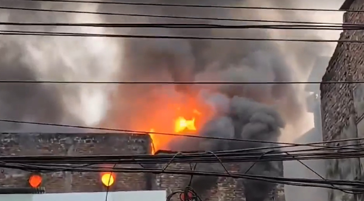 দেড় ঘণ্টা পর নিয়ন্ত্রণে চকবাজারের আগুন