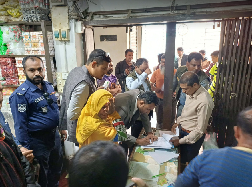 বগুড়ার রাজাবাজারে নকল কেমিক্যাল পন্য বিক্রি : ভোক্তা অধিকারের জরিমানা 