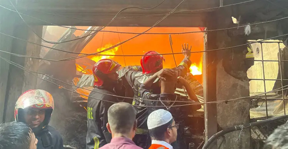 রাজধানীর লালবাগে প্লাস্টিকের গোডাউনে আগুন