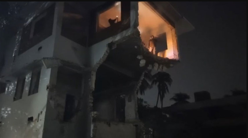 ধানমন্ডি ৩২ নম্বরে বিক্ষুব্ধ জনতার আগুন-ভাঙচুর