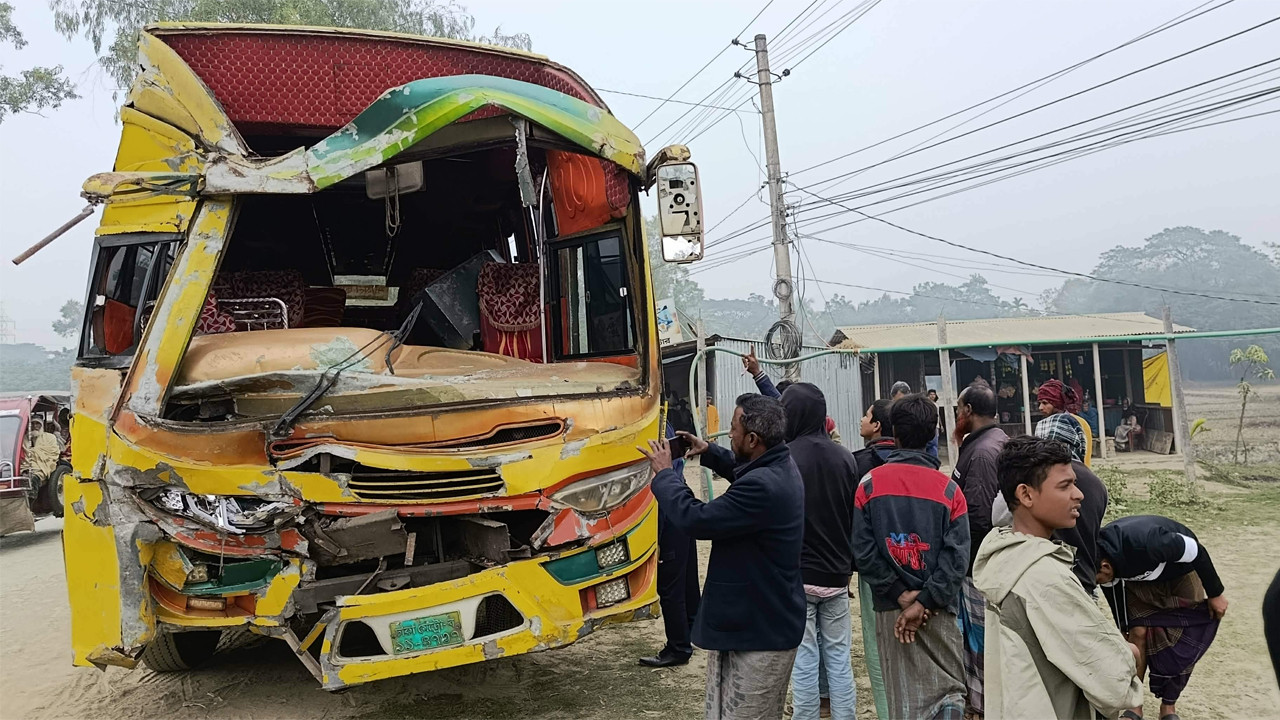 ঈশ্বরগঞ্জে দুই বাসের মুখোমুখি সংঘর্ষ, আহত ১১