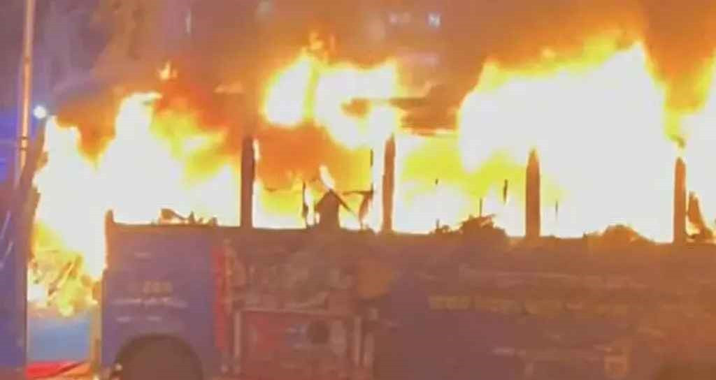 রাজধানীর বাড্ডায় চলন্ত বাসে আগুন