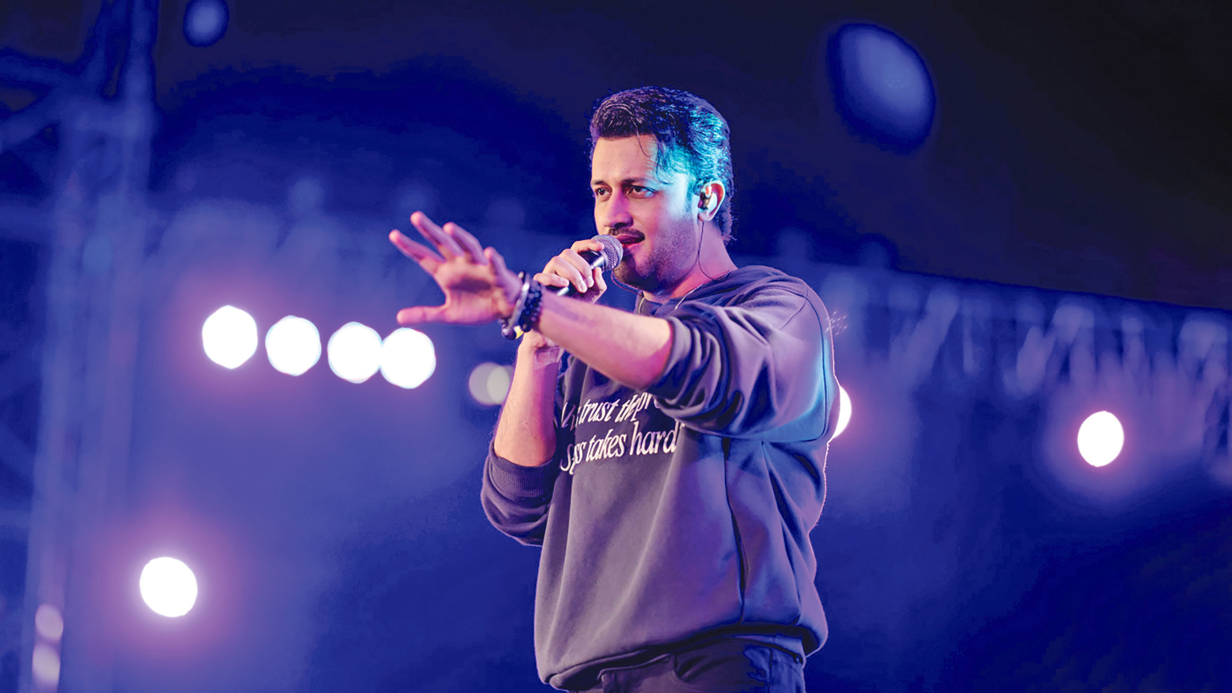 আতিফ আসলামের কনসার্টের টিকিটের টাকা ফেরত না দেওয়ায় পাঁচজনের বিরুদ্ধে মামলা