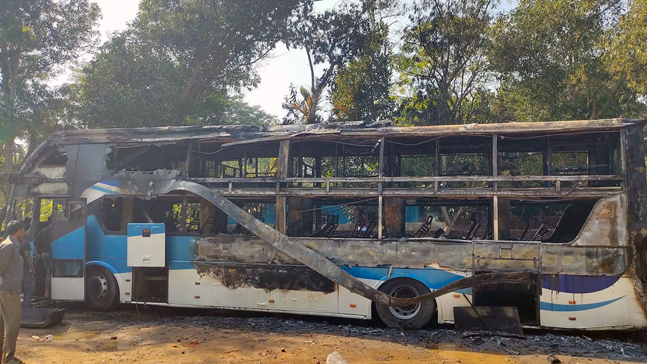 কক্সবাজারে দাঁড়িয়ে থাকা বাসে আগুন