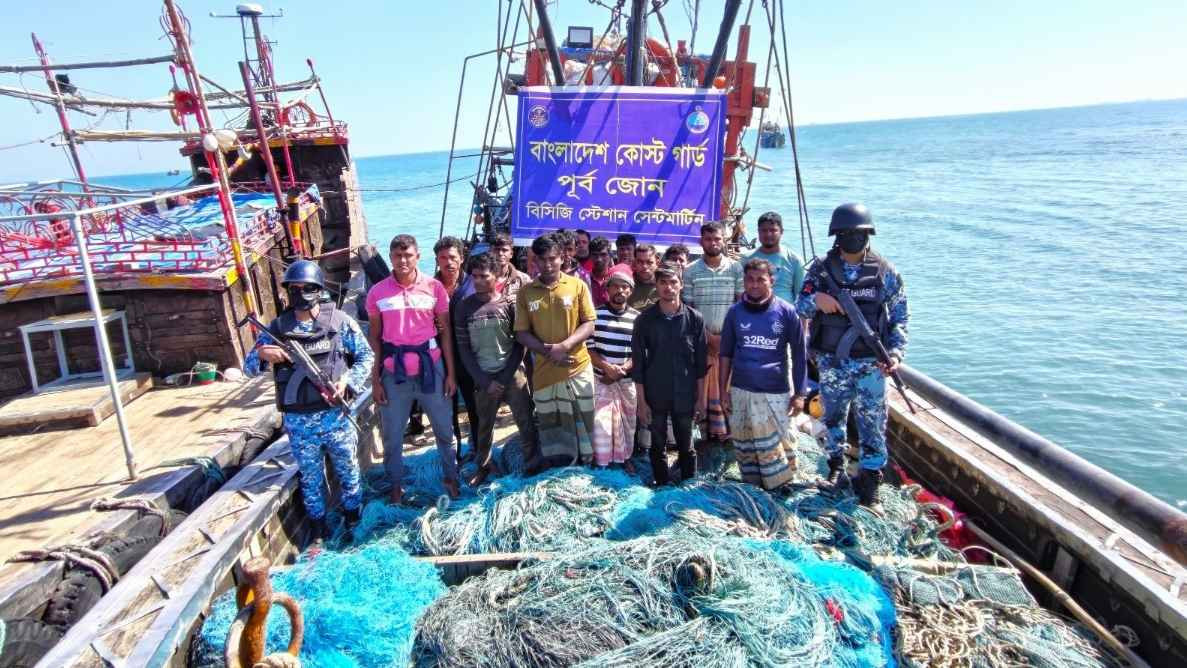 সেন্টমার্টিনের ছেঁড়া দ্বীপে অবৈধ ট্রলিং বোটসহ ১৬ জেলে আটক