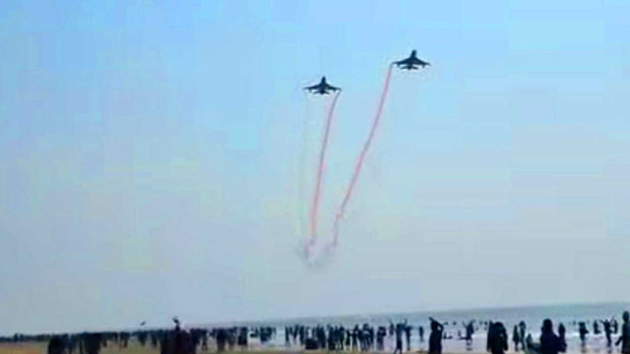 বিমান বাহিনীর ফ্লাই পাস্টে রঙিন হলো কক্সবাজারের আকাশ