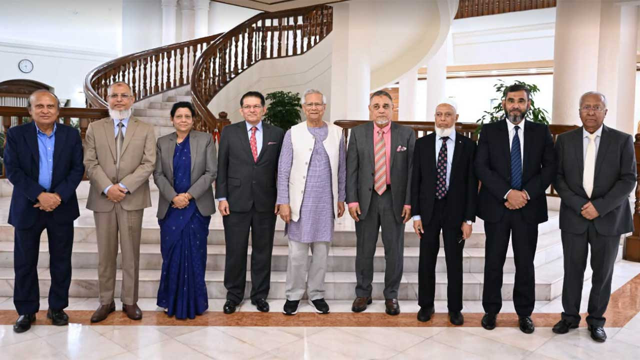 ফেব্রুয়ারিতে নির্বাচন ও গণভোট করতে ইসি প্রস্তুত , প্রধান উপদেষ্টাকে সিইসি