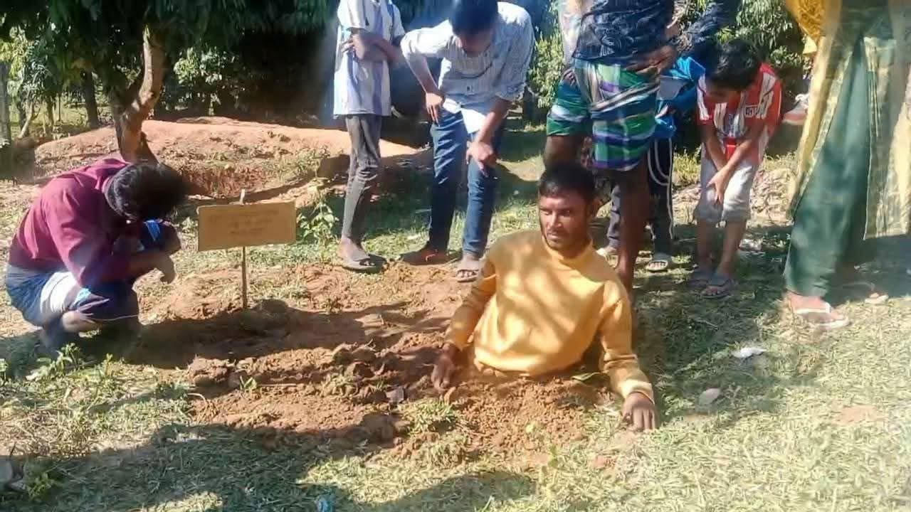 ছেলেকে মাটিতে পুঁতে রাখলেন এলাকাবাসী, মাকে মারধরের অভিযোগ