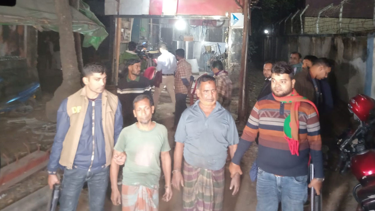 খুলনায় অস্ত্র তৈরির গোপন কারখানা, আটক ৩